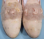 В Суздали реставраторы возвращают к жизни вышитые туфли 18 века