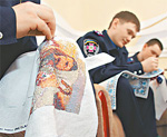 Львовские солдаты, чтобы расслабить нервы, вышивают